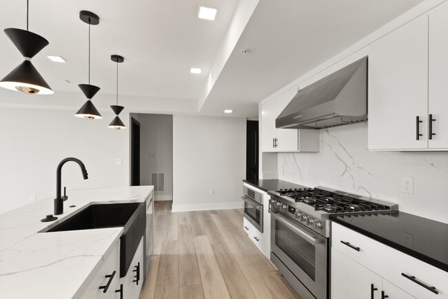 Building Photo - 701 N Henry St