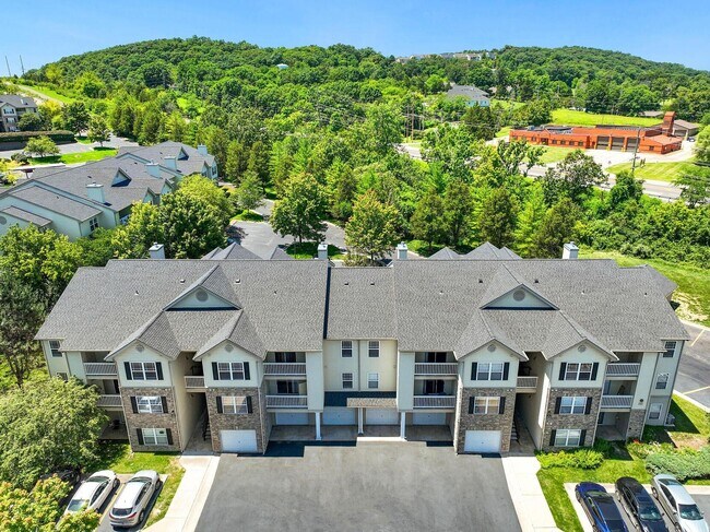 Building Photo - 400 Legends Terrace Dr