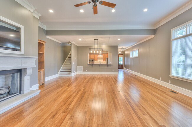 Building Photo - Stunning Executive Townhome in the Heart o...