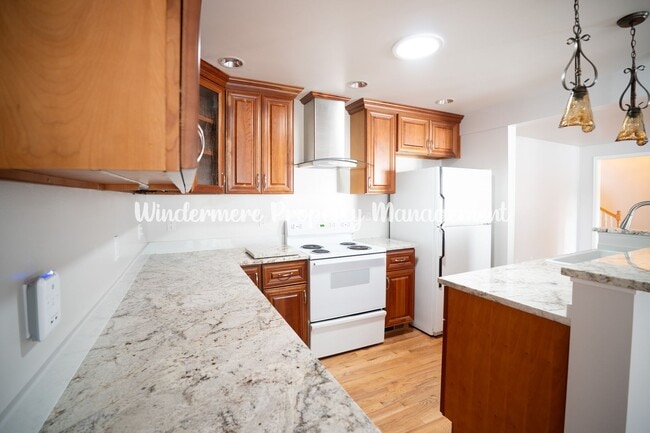 Building Photo - Beautifully Remodeled 2 bedroom in convenient location, private balcony, over sized garage, A/C a...