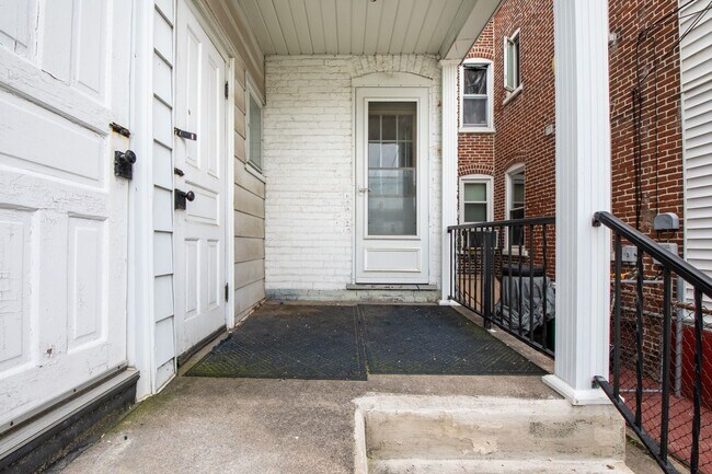 Building Photo - 325 1/2 N. Franklin St