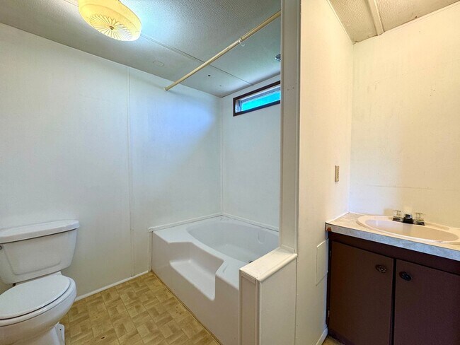 Building Photo - 225 Community Dr