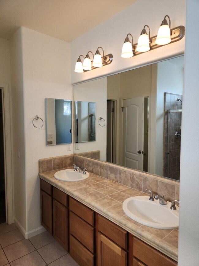 Building Photo - Lovely 3 bedrooms, 2 bathrooms located in ...