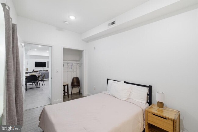 Building Photo - 925 N Broad St