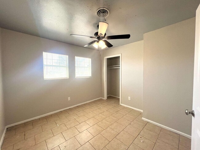 Building Photo - 1711 E 1st St