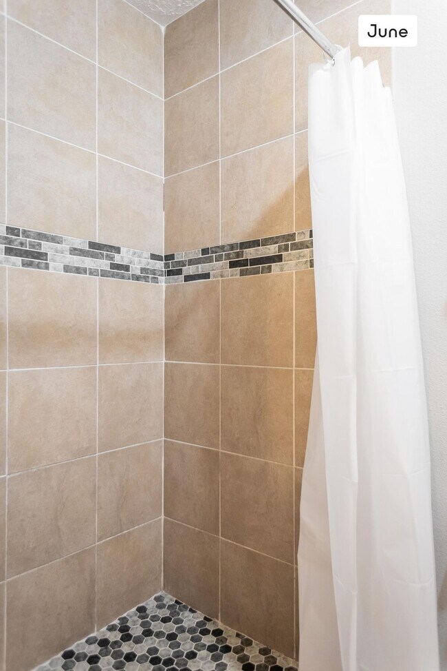 Building Photo - ROOM ONLY in 4-bed/2.0-bath Home