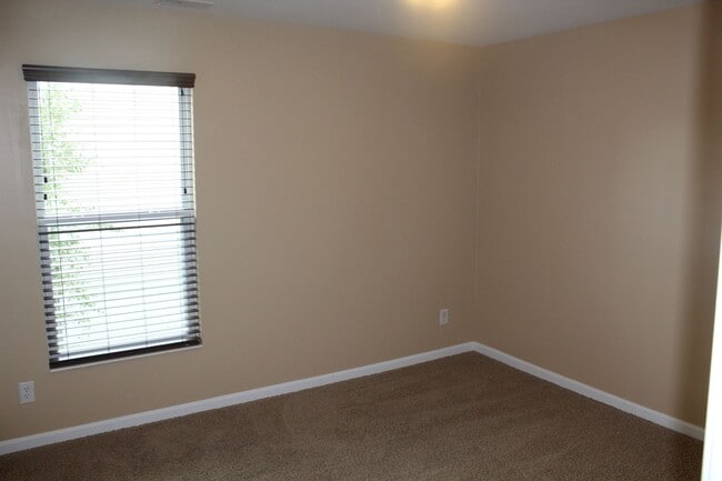 Building Photo - Spacious 4 Bedroom Home in Avon!