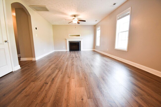 Building Photo - 4 bedroom, 2.5 bathroom Home!