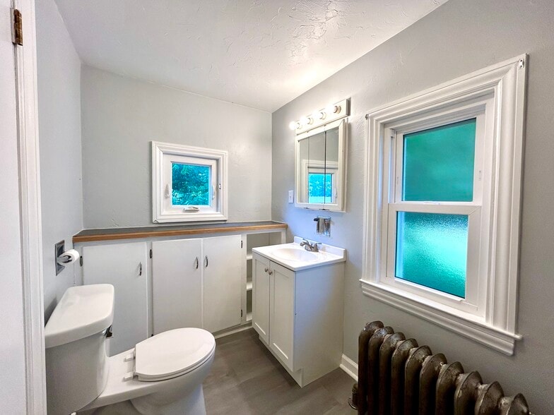 Main Bath - 727 Emerald Ave NE