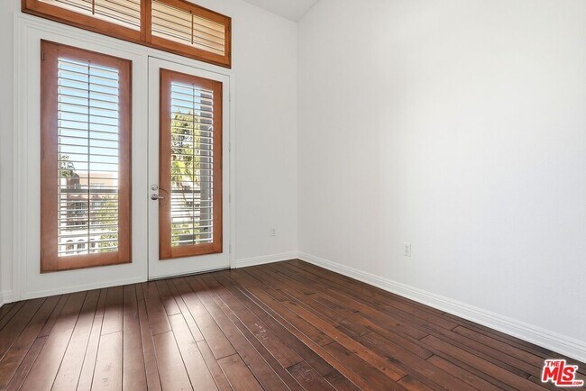 Building Photo - 5831 Seawalk Dr