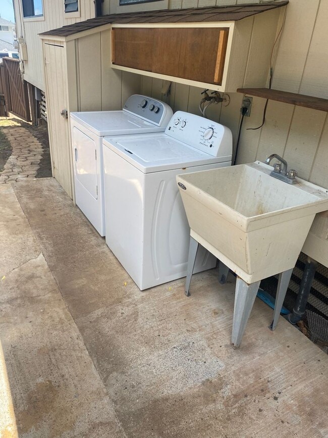 Building Photo - Quiet Kaimuki Neighborhood, 4 bedroom, 2 B...