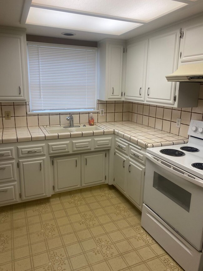 Building Photo - Charming 2 bed 1 bath Home  in Oildale $1,...