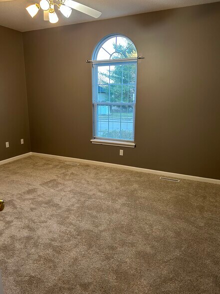 Building Photo - 700 Sudbury Dr