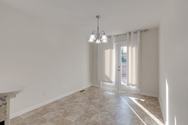 Building Photo - 906 Woodside St