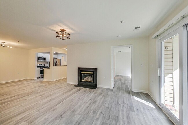 Building Photo - Beautiful - Ground Floor 3/2 condo in CROWN FARM