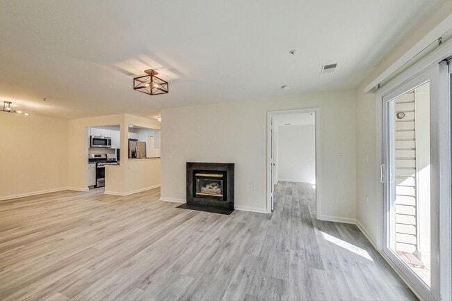 Building Photo - Beautiful - Ground Floor 3/2 condo in Rockville