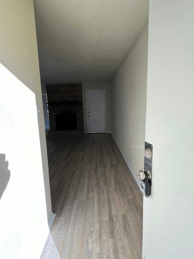 Building Photo - 909 Betsy Ross Dr