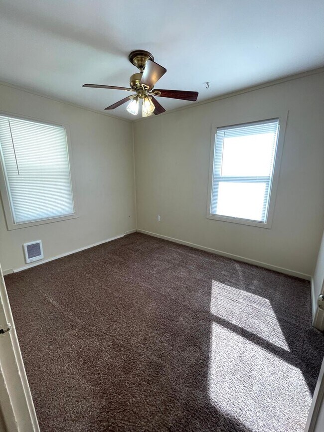 Building Photo - Spacious 2+ Bedroom Duplex Unit in Richlan...
