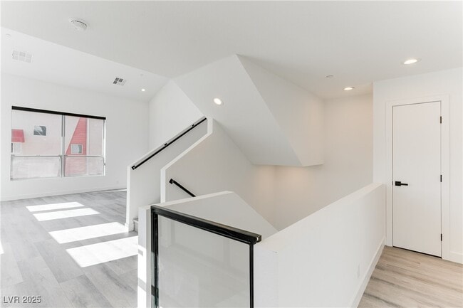 Building Photo - 254 Tower St