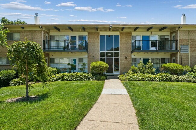 Building Photo - Location, Location, Location! Move-in ready, Offers 2 beds and 1 bed