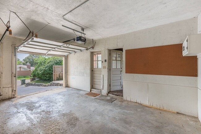 Building Photo - 1822 W Schantz Ave