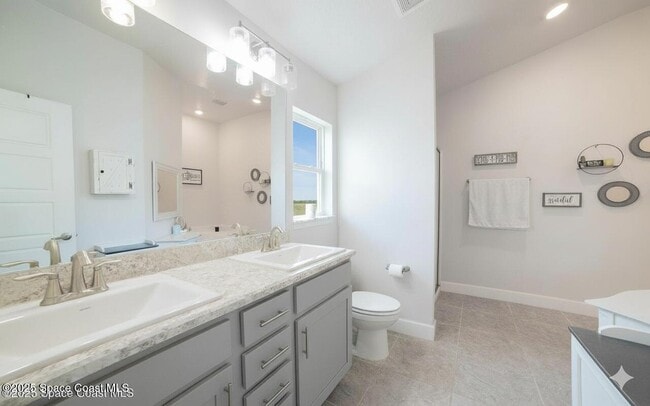 Building Photo - 814 Moment St