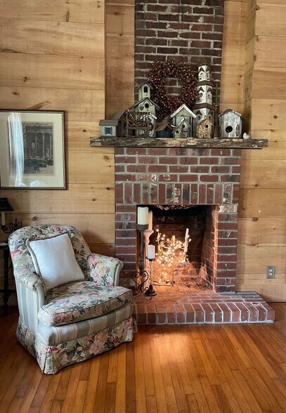 Building Photo - 320 N Poplar St