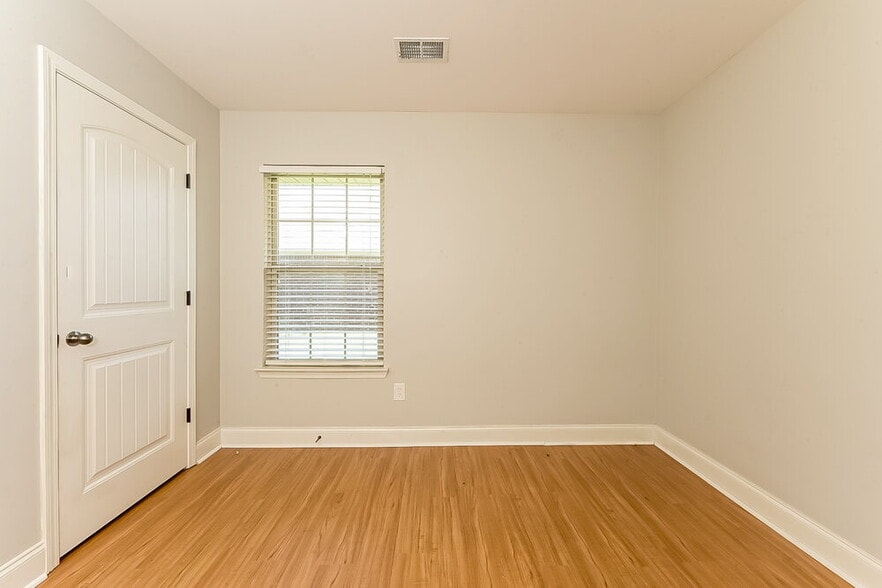 Building Photo - 45 Clover St