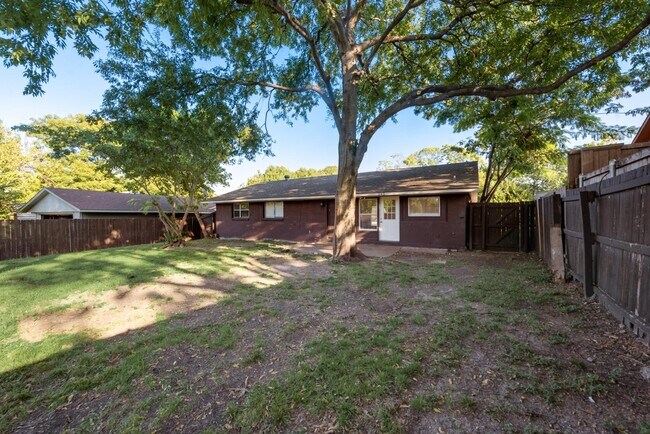 Building Photo - 345 Fieldside Dr
