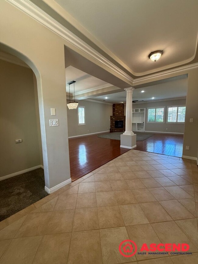 Building Photo - ** Move In Special! **Charming Home in Olive Dr Area!
