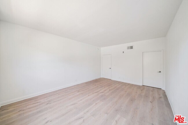 Building Photo - 8865 Alden Dr