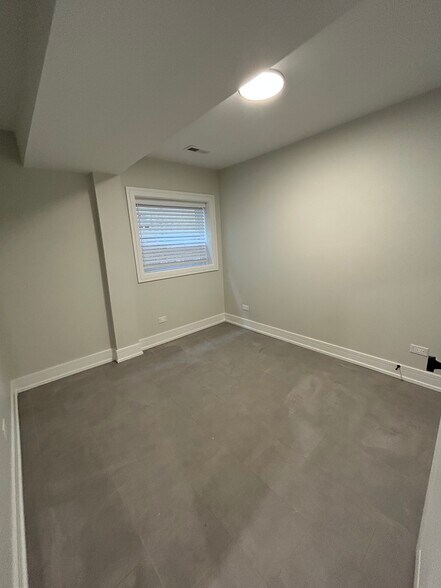 Building Photo - 858 N Paulina St