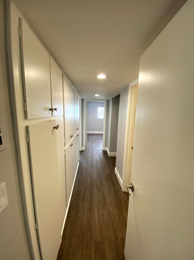 Building Photo - Stylish 2-Bed Apartment