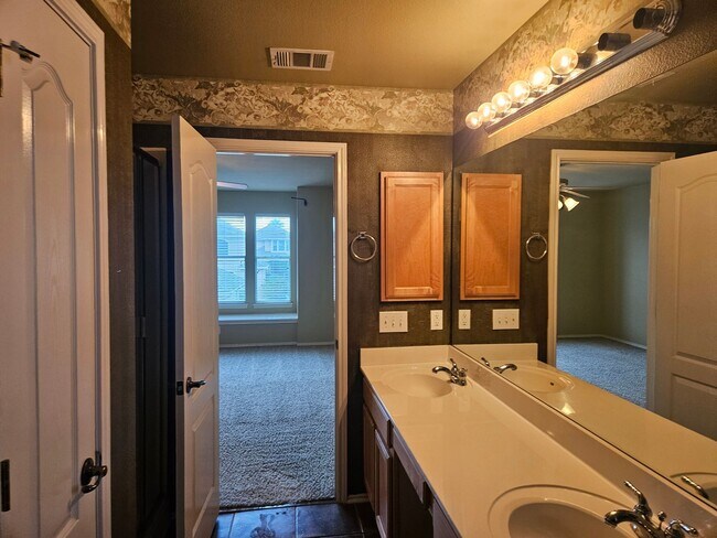 Building Photo - Garden Home in Gated Community