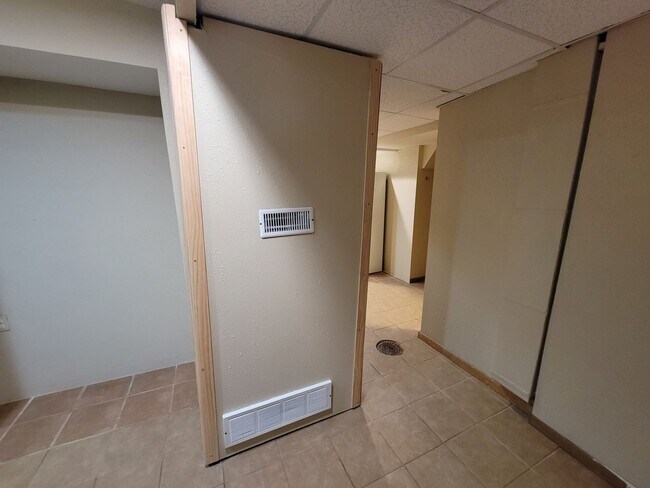 Building Photo - 604 W Seerley Blvd