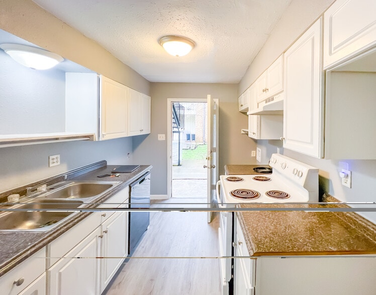 Building Photo - 200 Uhland Rd