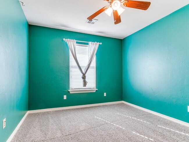 Building Photo - 2724 Busheywood Dr