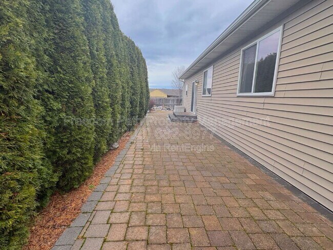 Building Photo - 2648 Iago St