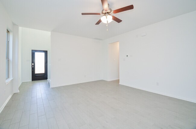 Building Photo - 7919 Royal Palm Dr