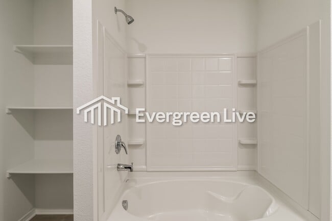 Building Photo - 165 Meadow Dr