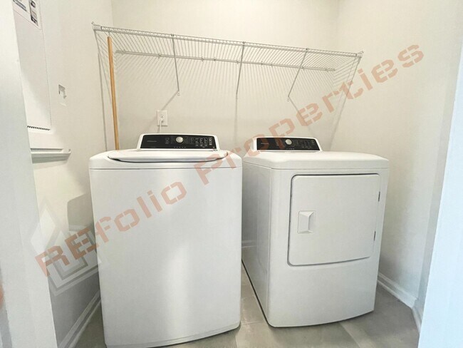 Building Photo - Charming 3 Story 4 Bedrooms with 1st Floor Guest Suite Townhome @ Smith Farm, Apex, Available Now!