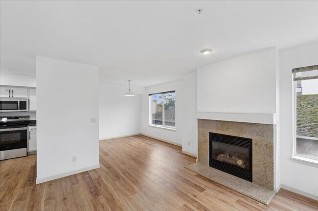 Building Photo - Prime Maple Leaf Bright 2-Bed 2-Bath Corne...