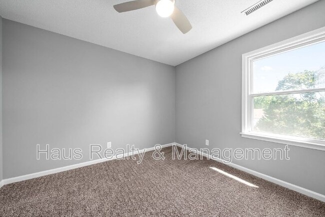 Building Photo - 830 Iris Ln