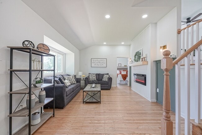 Building Photo - 411 Greenview Dr