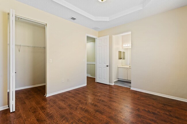 Building Photo - Spacious 3-bedroom, 3-bathroom home