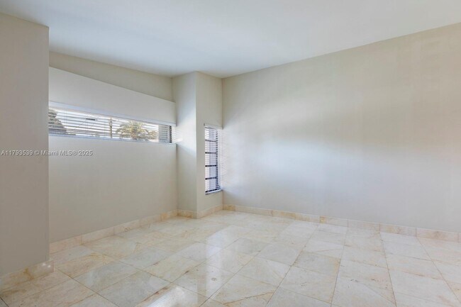 Building Photo - 2733 SW 31st Pl