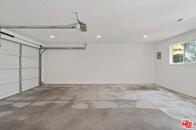 Building Photo - 721 Palms Blvd