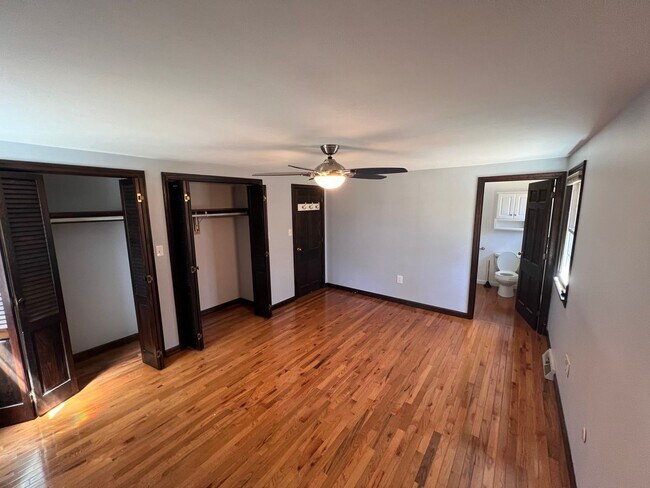Building Photo - 33 Meadowbrook Dr