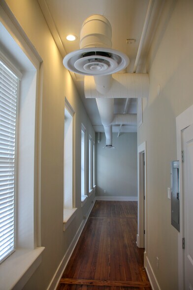 Building Photo - 596 Cherry St