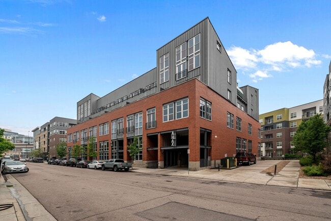 Building Photo - Gorgeous One Bedroom Luxury Condo in Ballp...